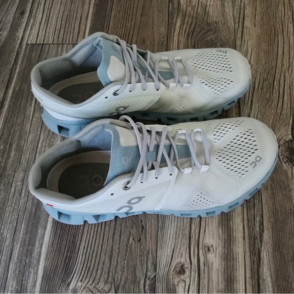 Womens On cloud running shoes size 8.5